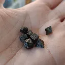 detalle-tamaño-miniatura-dados-metalicos.webp