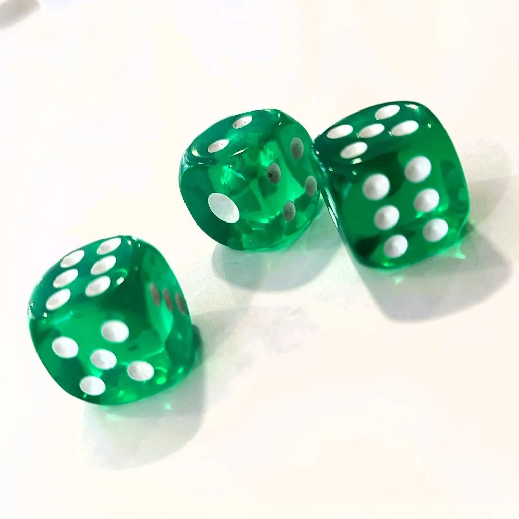 dados-verdes-traslucidos-pequeños.webp