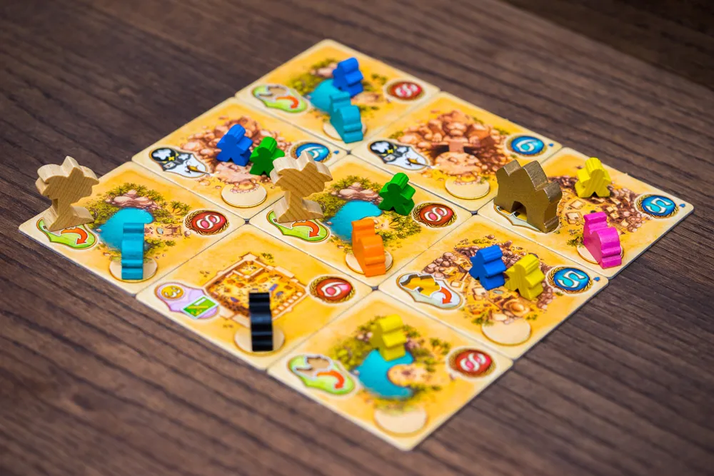 detalle-tablero-juego-de-mesa-five-tribes.webp